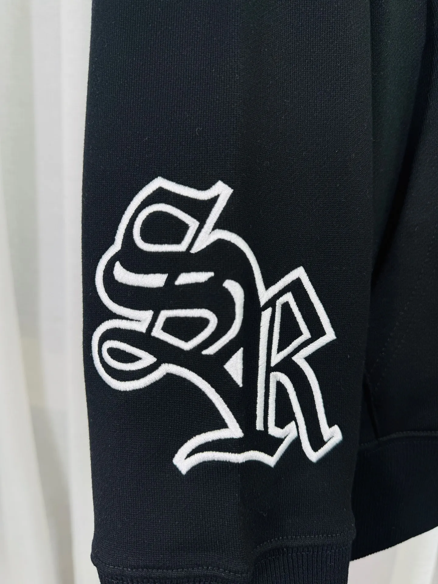 P290 top version, real shot without P, ​​different from market currency) 𝗖𝗵𝗿𝗼𝗺𝗲 𝗛𝗲𝗮𝗿𝘁𝘀/Cro Heart 2025 washed and burned flower patch embroidered autumn and winter new original single counter American patchwork 3D three-dimensional couple casual hooded sweatshirt 👑The highest version! Customized fabric 480g tripe terry fabric! American-style acid-washed and distressed original fabric, laser burning + appliqué embroidery, exquisite embroidery of beaded letters! The best-selling model in the counter, very comfortable to wear. Accessories: original molded and authenticated collar label➕100% silk wash label. Genuine purchase-grade original hangtag➕matching hanging rope➕3D hanging beads➕original packaging bag. Craftsmanship: The original version has consistent wiring! The highest version of the armhole matching technique! Color: Black Size: S M L XL Style No.: 9335